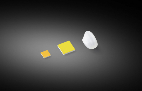 ▲삼성전자가 새롭게 출시한 칩 스케일 LED 패키지 신제품 왼쪽부터 1W급 LM101B, 5W급 LH231B 제품, 쌀 1톨(크기 비교용)(사진제공=삼성전자)