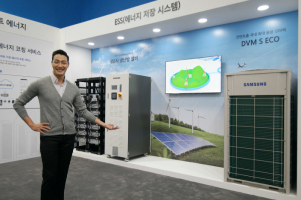 ▲2017 대한민국 에너지대전에서 삼성전자 모델이 '에너지 저장장치(ESS)'를 설명하고 있다(사진제공=삼성전자)