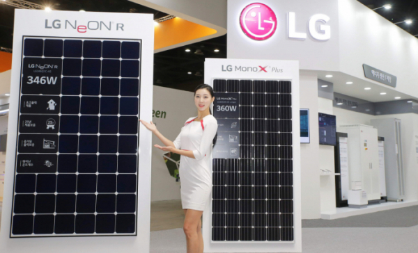 ▲ LG전자 모델이 국내 최대 출력과 최고 효율을 갖춘 태양광 모듈인 ‘네온 R’(NeON R)을 소개하고 있다.(사진제공=LG전자)