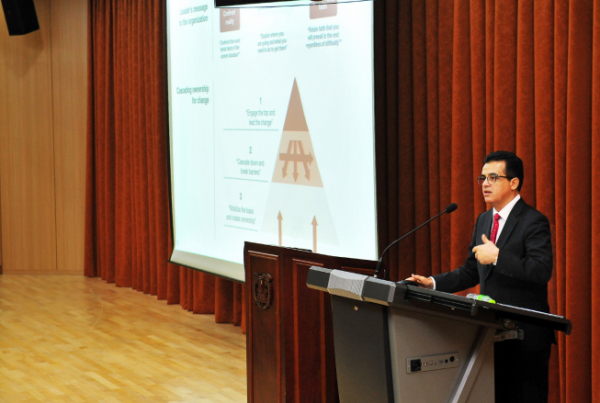 ▲오스만 알 감디 에쓰오일 CEO가 지난 22일 서울대 전문경영대학원(MBA)에서 '에너지 패러다임 전환기의 리더십'을 주제로 강연을 하고 있다.(사진제공=에쓰오일)