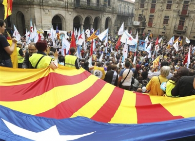 ▲스페인 카탈루냐 독립 지지자들이 지난달 30일(현지시간) 카탈루냐 독립기 '에스텔라다'를 흔들고 있다. 사진=EPA연합뉴스