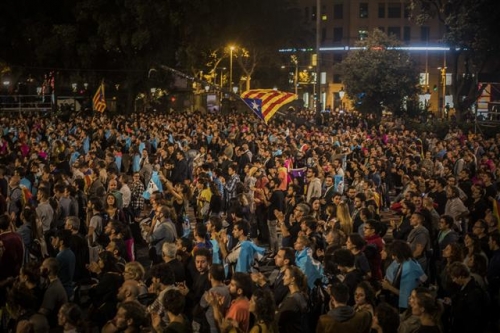 ▲1일(현지시간) 카탈루냐 분리독립 투표가 진행된 가운데 독립 지지자들이 바르셀로나 광장에 모여 있다. 사진=AP뉴시스