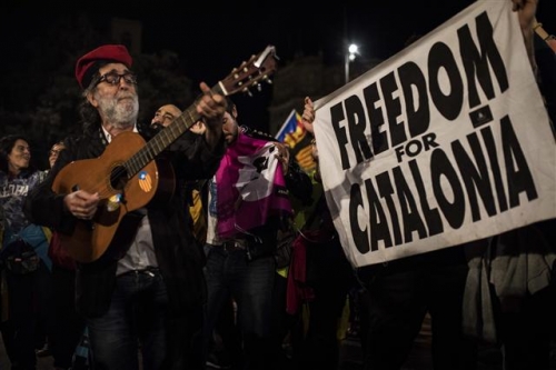 ▲바르셀로나 메인광장에서 1일(현지시간) 카탈루냐 분리독립 지지자들이 모여 '카탈루냐를 위한 자유'를 외치고 있다. 사진=AP뉴시스