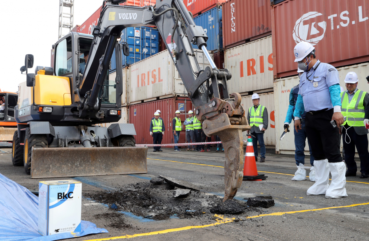 ▲'살인개미' 수색에 동원된 굴착기.(사진제공=연합뉴스)