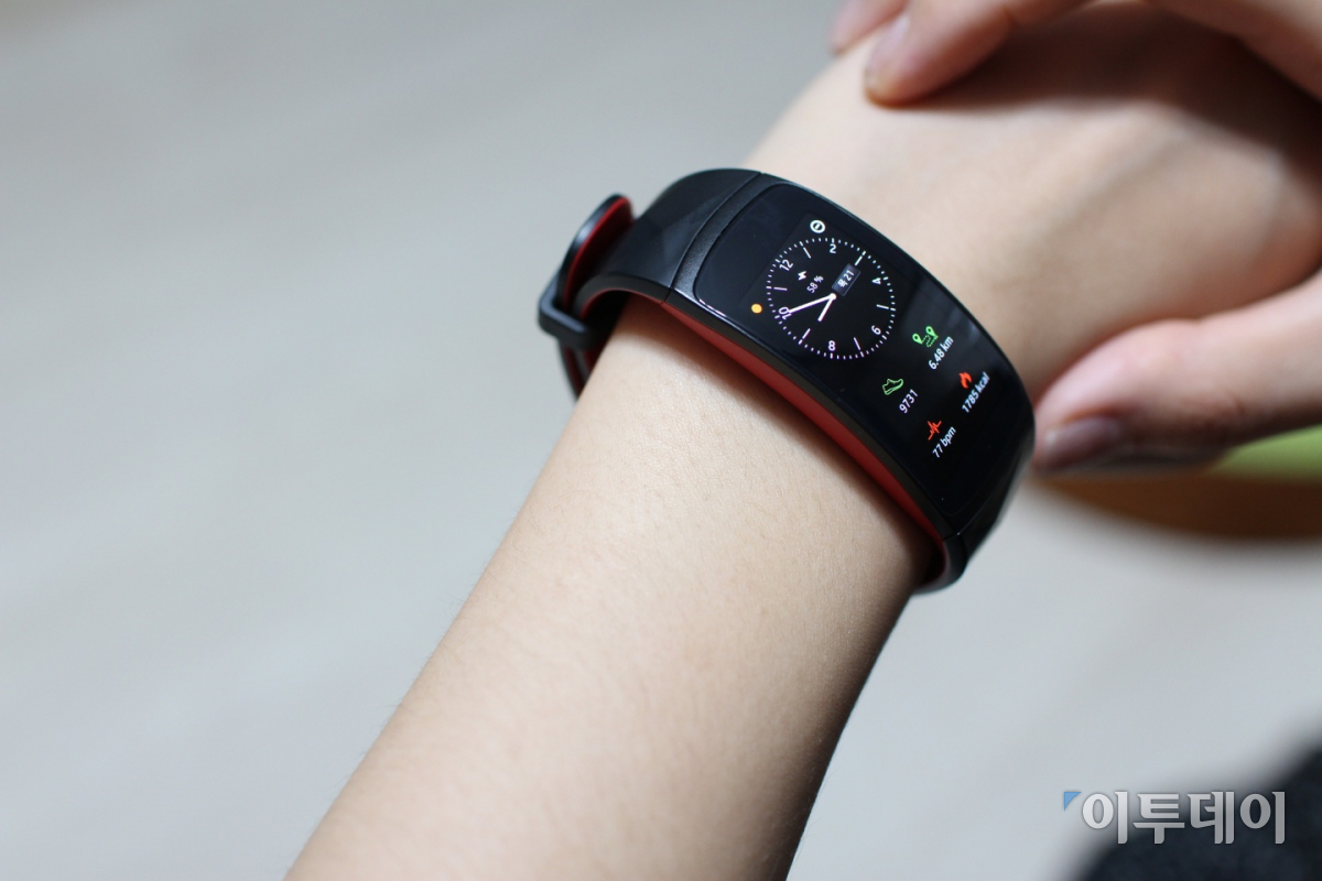 ▲시계 화면은 스마트폰과 연동된 앱에서 다양한 형태를 다운로드 받을 수 있다.(사진=정유현 기자 yhssoo@)