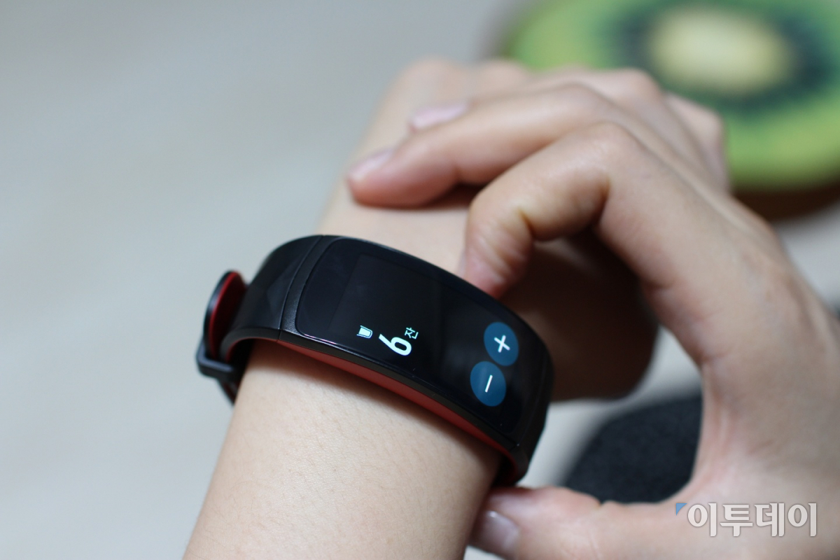 ▲350ml 기준으로 하루에 물을 몇잔이나 마시는지 체크할 수 있다.(사진=정유현 기자 yhssoo@)