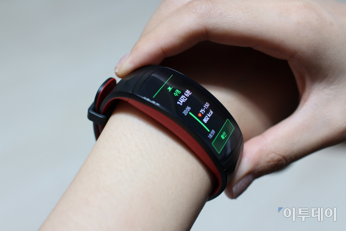 ▲워터락 모드를 설정하고 수영 강습을 마치고 나오면 칼로리 소모량을 확인할 수 있다.(사진=정유현 기자 yhssoo@)