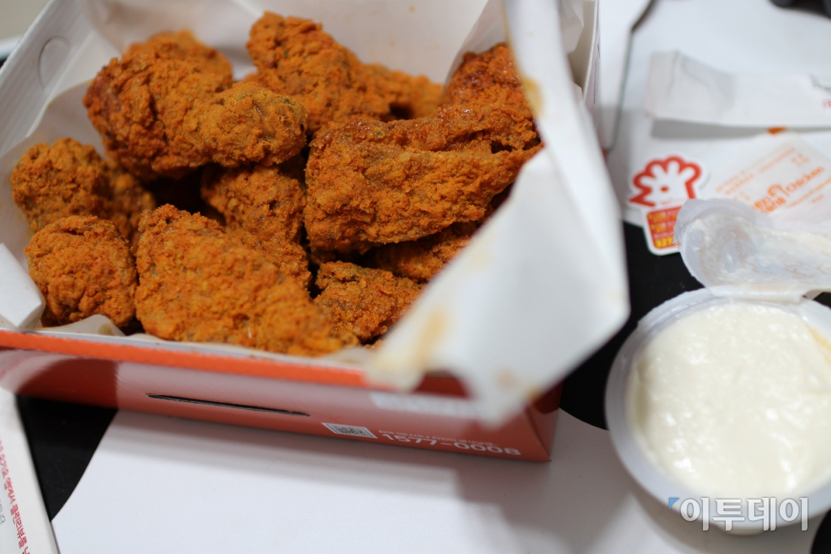▲바삭바삭한 식감에 짭쪼름하면서도 달짝지근한 치토스의 맛이 느껴지는 멕시카나 '치토스 치킨' (사진=정유현 기자 yhssoo@)