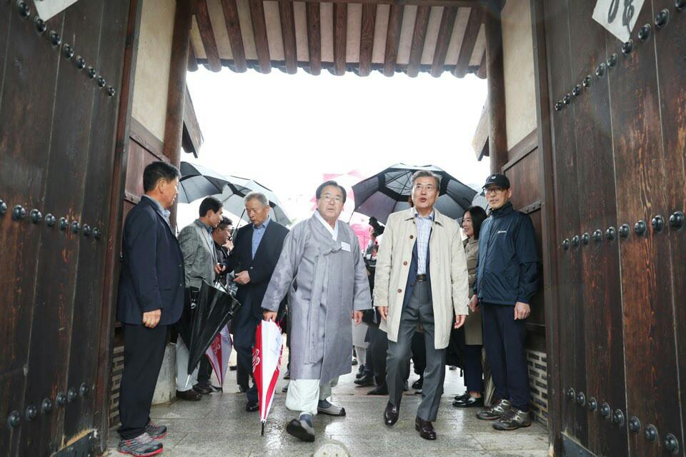 ▲6일 오후 안동 하회마을을 찾은 문재인 대통령(사진제공=청와대)