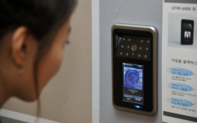 ▲얼굴인식 시스템이 상용화되면서 가정집 출입문을 열고 닫는 시대가 됐다. 사진은 국내 보안기업이 개발한 '페이스ID' 출입 시스템. (사진제공=파이브지티)