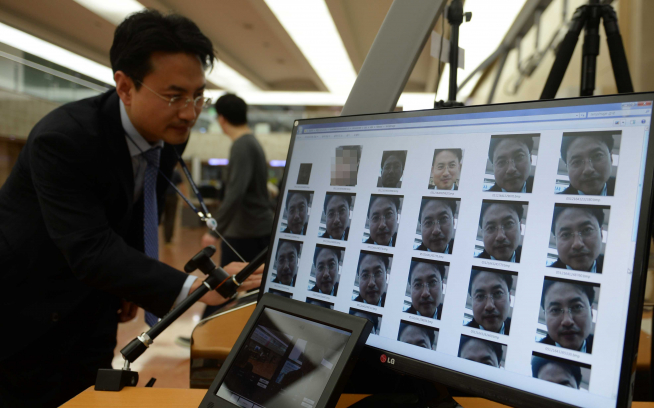 ▲지난해 공무원시험 응시생의 정부청사 무단출입 사건이 불거진 이후 서울과 과천, 세종, 대전정부청사는 이미 ID카드와 함께 얼굴인식 시스템을 도입, 보안을 강화하고 있다. (뉴시스)