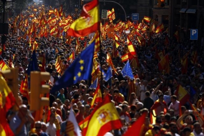 ▲8일(현지시간) 스페인 바르셀로나 시내에서 카탈루냐 독립을 반대하는 시위가 발생했다. AP/연합뉴스