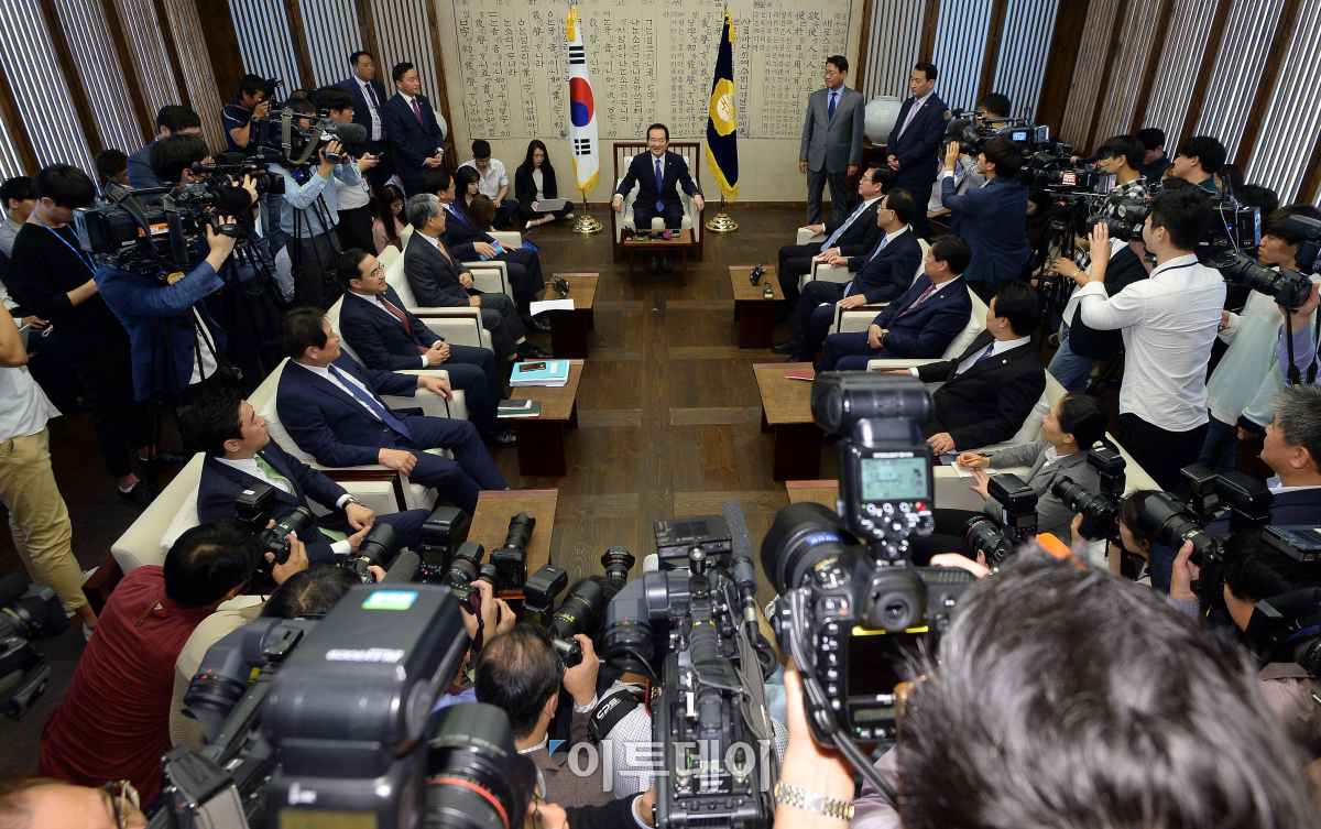 ▲정세균 국회의장이 10일 서울 여의도 국회에서 열린 여야4당 원내대표 정례회동에서 인사말을 하고 있다. 이동근 기자 foto@