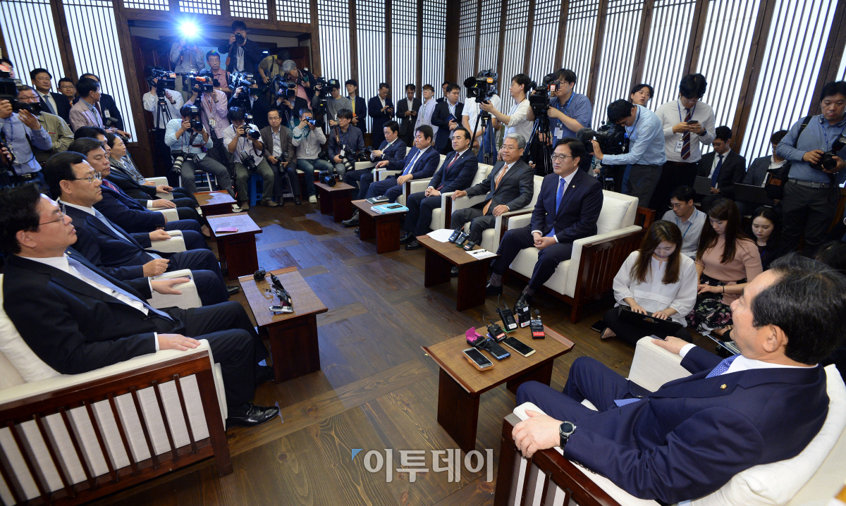 ▲정세균 국회의장이 10일 서울 여의도 국회에서 열린 여야4당 원내대표 정례회동에서 인사말을 하고 있다. 이동근 기자 foto@ 