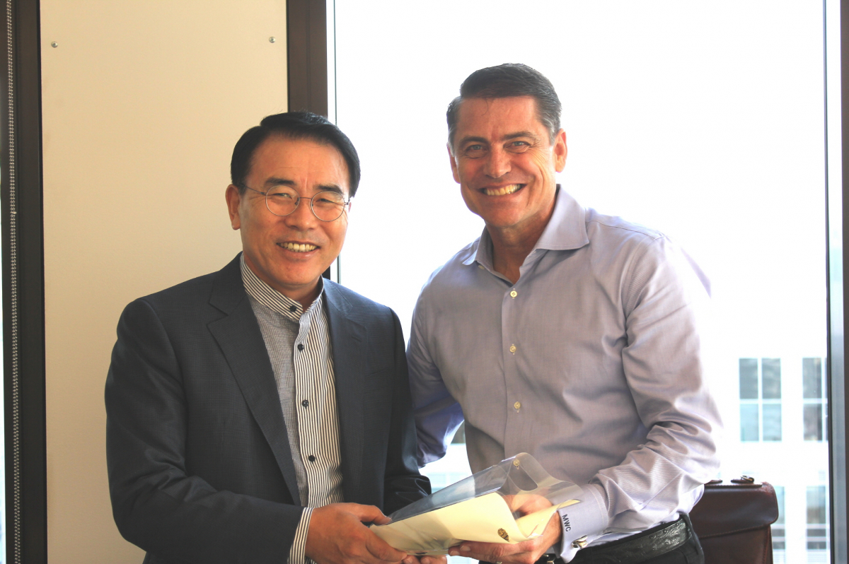 ▲9일 조용병 신한금융 회장(왼쪽)이 CEO벤치마킹 미팅 후 아마존웹서비스(AWS)의 마이크 클레이빌(Mike Clayville) 글로벌 세일즈 및 사업개발 부문 부사장과 기념 촬영을 하고 있다.(제공=신한금융지주)