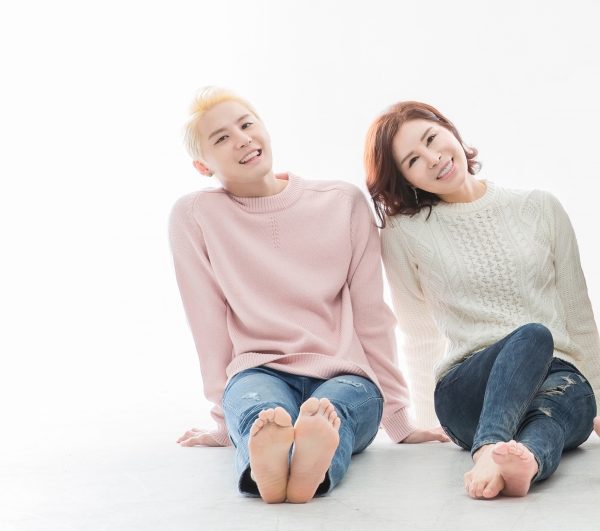 ▲김준수(왼쪽)와 모친 윤서정 씨 (사진=씨제스엔터테인먼트)