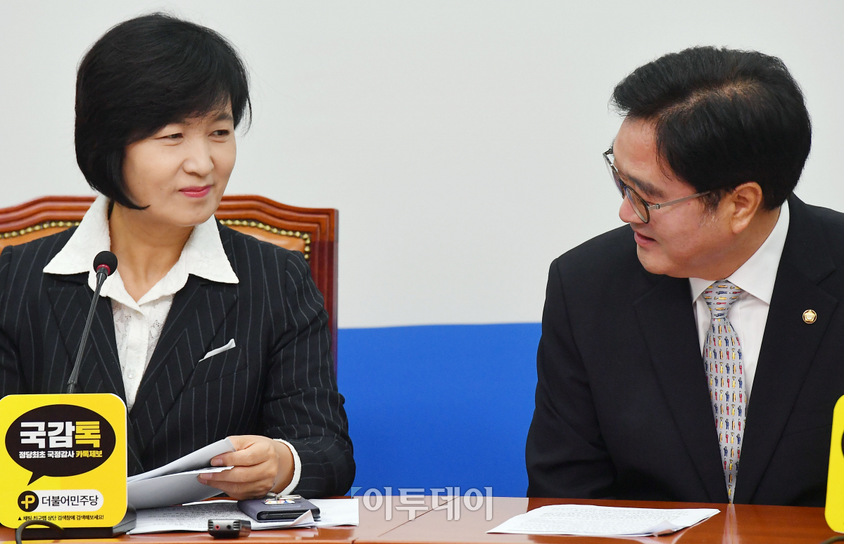 ▲11일 오전 국회에서 열린 더불어민주당 최고위원회의에서 추미애 대표와 우원식 원내대표가 대화를 나누고 있다.(이동근 기자 @foto)