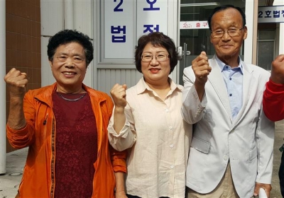 ▲1968년 조기잡이 중 납북됐다가 간첩과 반공법 혐의로 억울한 옥살이를 한 박춘환(71)씨 등 납북어부 3명이 사건 발생 49년 만에 누명을 벗었다. 피고인 3명 중 박씨를 제외한 선장 오경태씨, 선원 허태근씨는 이미 숨져 가족이 대신 재판정에 나왔다. 왼쪽부터 허태근씨 부인, 오경태씨 딸. 박춘환씨. (사진=연합뉴스)