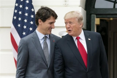 ▲도널드 트럼프 미국 대통령(오른쪽)과 쥐스탱 트뤼도 캐나다 총리(왼쪽)이 11일 백악관에서 정상회담을 가졌다. 트럼프 대통령은 이날 캐나다와 양자간 FTA 가능성을 시사했다. EPA/연합뉴스