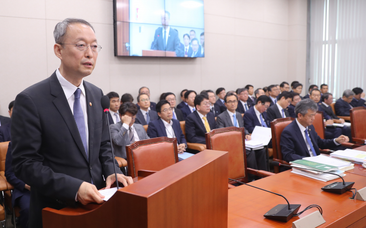 ▲백운규 산업통상자원부 장관이 12일 오전 국회에서 열린 산업통상자원중소벤처기업위원회 국정감사에서 업무보고 하고 있다. (사진=연합뉴스)