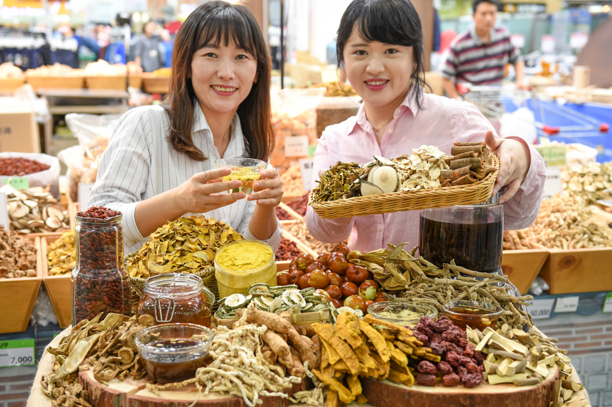 ▲11일 서울 서초구 농협하나로마트 양재점에서 모델들이 우리차를 선보이고 있다. 농협하나로마트 양재점 등에서는 11일부터 19일까지 9일간 대추, 여주, 구기자, 오미자 등을 최대 46% 할인 판매한다.(사진제공=농협유통)