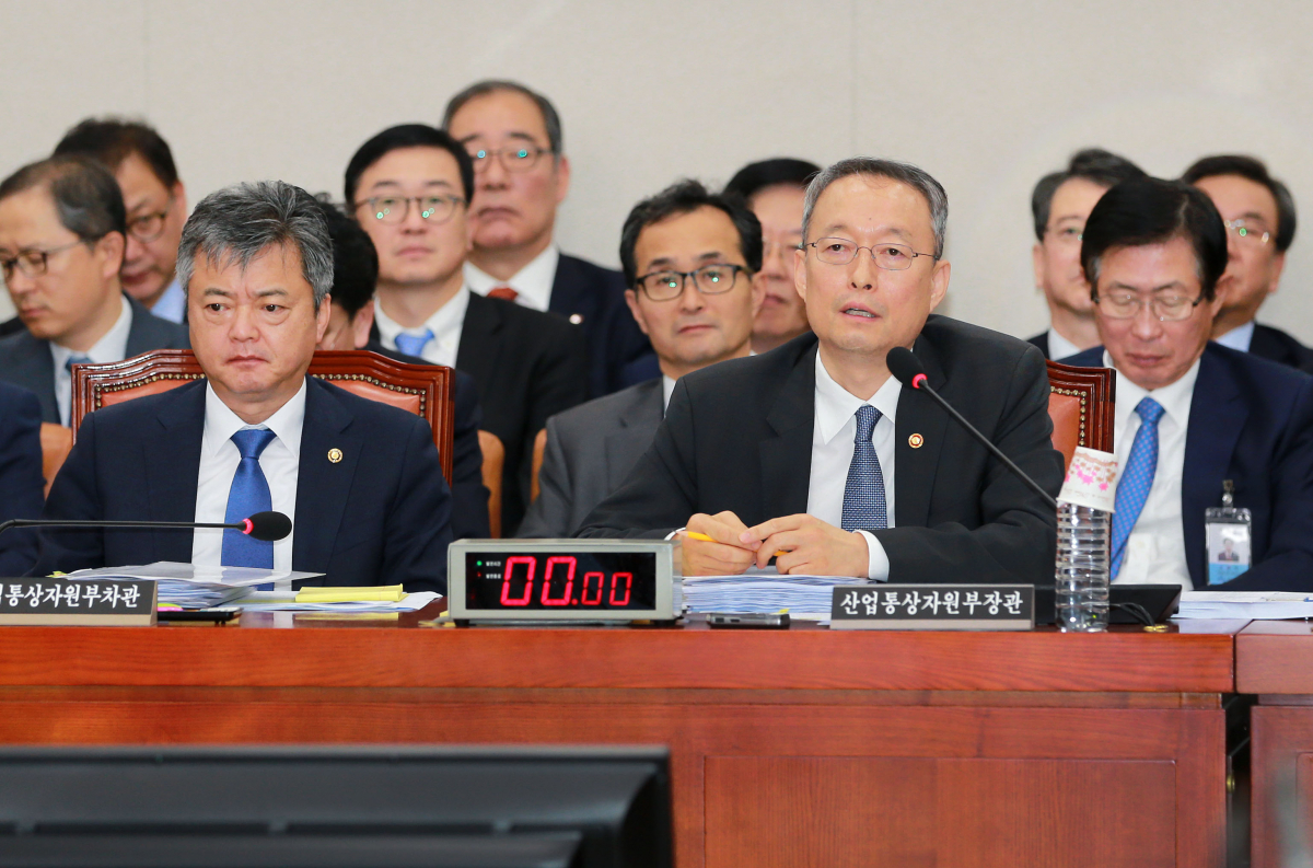 ▲백운규 산업통상자원부 장관은 12일 국회 산업통상자원중소벤처기업위원회 회의실에서 열린 '2017년 산업통상자원부 에너지분야 국정감사'에 참석해 여야 의원들의 질의에 답변하고 있다. (사진=산업통상자원부)