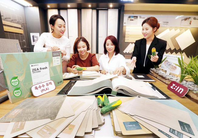 ▲서울 논현동 가구거리에 위치한 LG하우시스의 플래그십 스토어 '지인스퀘어'에서 방문객들이 환경성적표지(EPD) 인증을 획득한 지아소리잠 바닥재, 지아벽지 프레쉬 등 친환경 제품을 살펴보고 있다.(사진제공=LG하우시스)