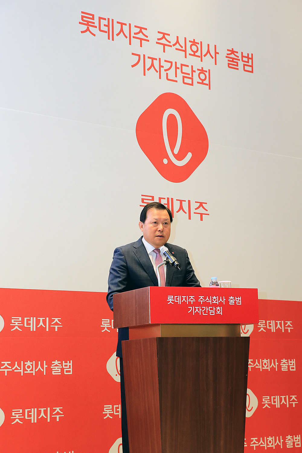 ▲ 12일 오전 롯데월드타워에서 열린 롯데지주 주식회사 공식 출범 기자간담회에서 황각규 공동대표가 인사말을 하고 있다. 이날 공식 출범한 롯데지주 주식회사는 신동빈 회장과 황각규 사장 공동 대표이사 체제로 운영된다.(사진제공=롯데)