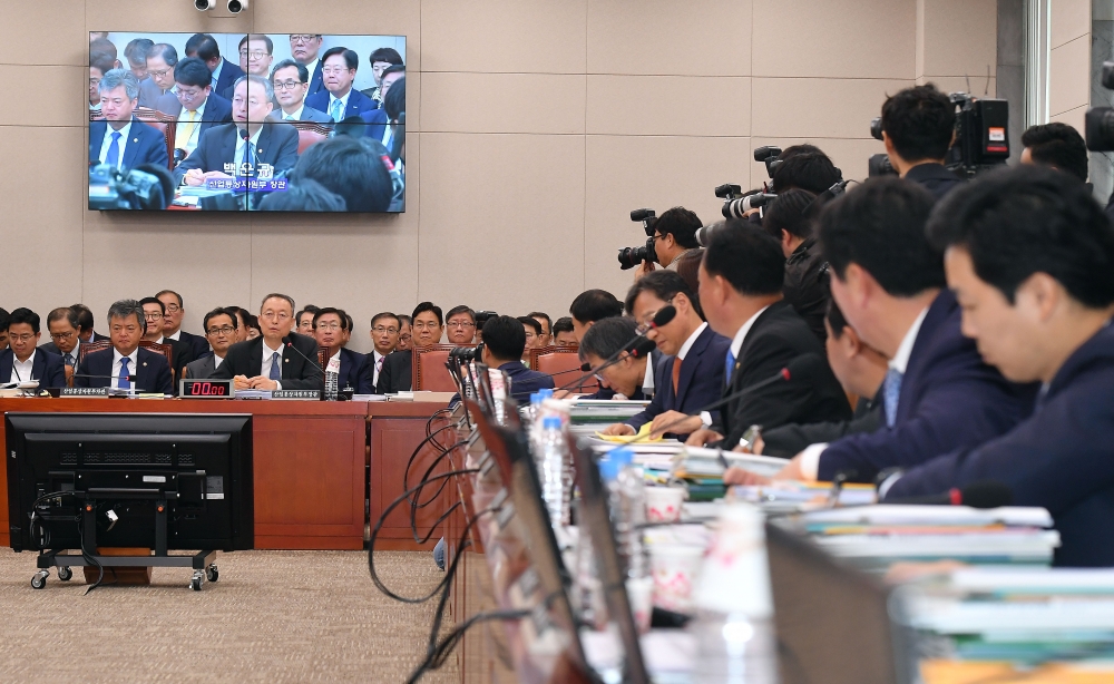 ▲백운규(오른쪽) 산업통상자원부 장관이 12일 서울 여의도 국회에서 열린 산업통상자원부 에너지분야 국정감사에서 질의에 답하고 있다. 이동근 기자 foto@(이투데이DB)