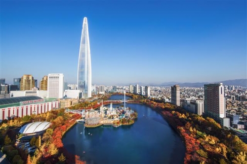 ▲롯데월드타워 전망대 서울스카이에서는 360도로 서울의 단풍을 즐길 수 있다.