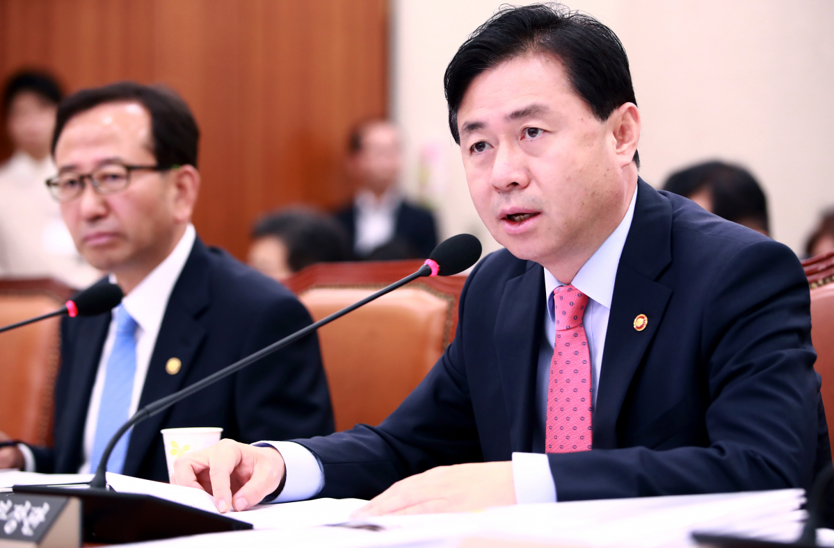 ▲김영춘 해양수산부 장관이 13일 오전 국회 농림축산식품해양수산위원회에서 열린 국정감사에 참석해 의원의 질의에 답하고 있다.(연합뉴스)