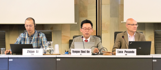 ▲올해 7월, 제네바에서 열린 ITU 5G 표준 총회장에서 KT 김형수 박사(가운데) 5G 오케스트레이션에 대해 발언하고 있다.(사진제공= KT)