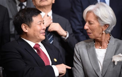 ▲12일(현지시간) G20 재무장관 회의에서 주 광야오 중국 재무부 부부장(왼쪽)과 크리스틴 라가드르 IMF 총재가 이야기를 나누고 있다. AFP/연합뉴스