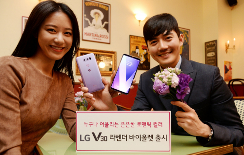 ▲LG전자 모델이  LG V30 라벤더 바이올렛을 소개하고 있다.(사진제공=LG V30)