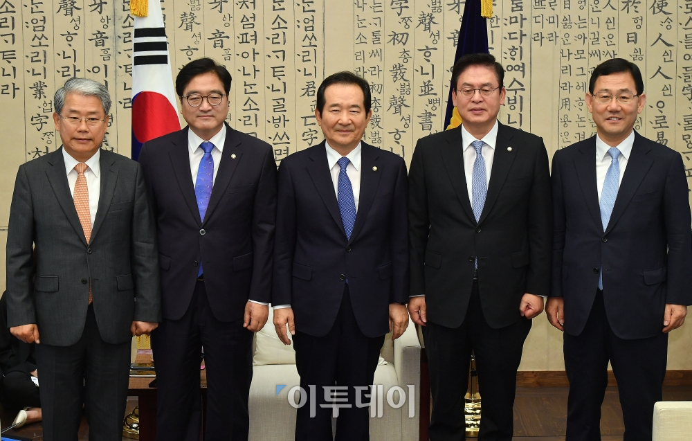 ▲정세균(가운데) 국회의장과 여야4당 원내대표가 10일 서울 여의도 국회에서 열린 정례회동에서 기념촬영을 하고 있다. 왼쪽부터 국민의당 김동철, 더불어민주당 우원식 원내대표, 정 의장, 자유한국당 정우택, 바른정당 주호영 원내대표. 이동근 기자 foto@(이투데이DB)