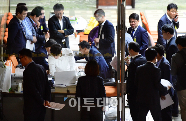 ▲국정감사 2주째에 접어든 16일 오전 서울 여의도 국회에서 피감기관 관계자들이 분주하게 국감자료 준비를 하고 있다. 이날 국회는 법제사법위, 정무위 등 총 12개 상임위원회에서 국감을 진행한다. 고이란 기자 photoeran@