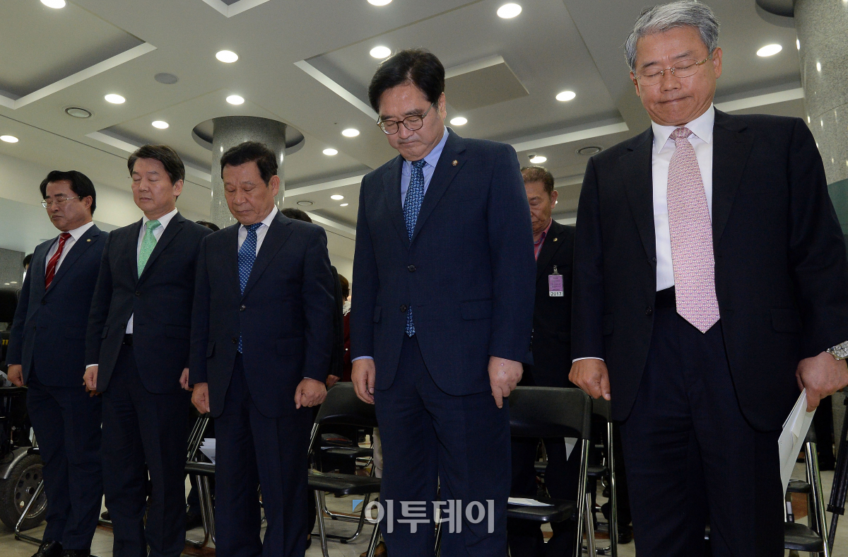 ▲‘5.18 진상규명특별법 국회통과를 위한 힌츠페터 5.18사진전’에 참석한 최경환 의원, 안철수 대표, 윤장현 광주광역시장, 우원식 원내대표, 김동철 원내대표(왼쪽부터)