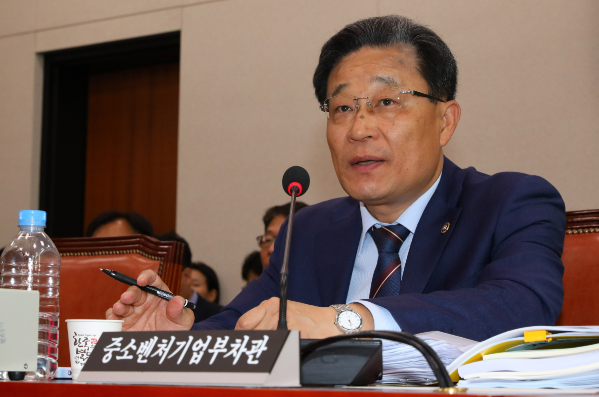 ▲16일 서울 여의도 국회 산업통상자원중소벤처기업위원회 회의실에서 열린 2017 중소벤처기업부 국정감사에 참석한 최수규 장관 직무대행 차관이 의원 질의에 답변하고 있다.(사진제공=뉴시스)