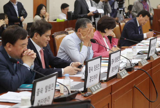 ▲ 16일 오전 국회에서 열린 과학기술정보방송통신위원회 국정감사에서 자유한국당 의원들이 '졸속 탈원전 중단하라'라고 적힌 종이를 노트북에 붙여 놓고 있다.(연합뉴스)