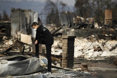 ▲캘리포니아 소노마 카운티 산타로사 주민이 불타버린 집을 바라보고 있다. AP/연합뉴스