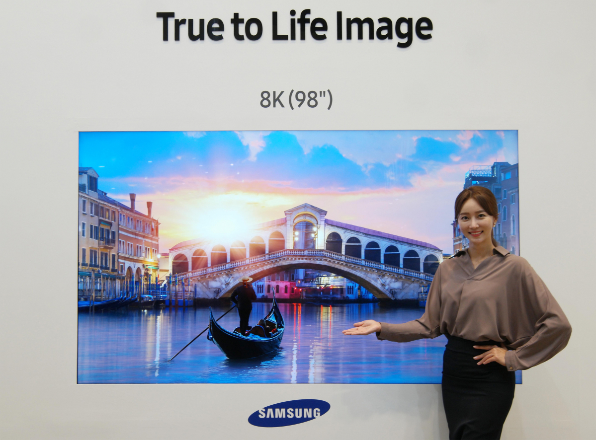 ▲98인치 8K LCD(사진제공=삼성디스플레이)