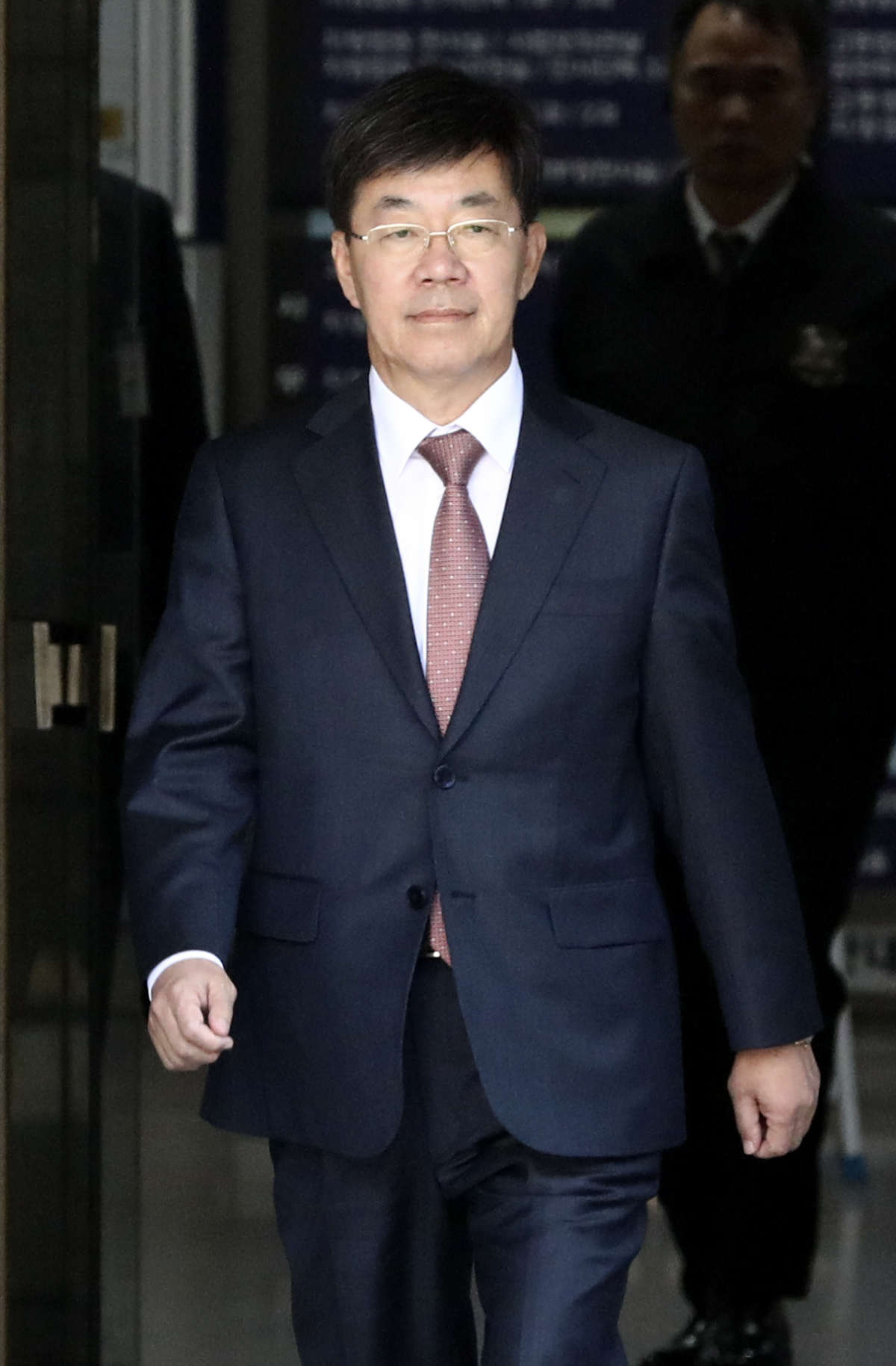 ▲이영렬 전 서울중앙지검장이 17일 오후 서울 서초구 서울중앙지법에서 열린 '돈 봉투 만찬' 관련 첫 공판을 마친 뒤 법원을 빠져 나오고 있다. (뉴시스)