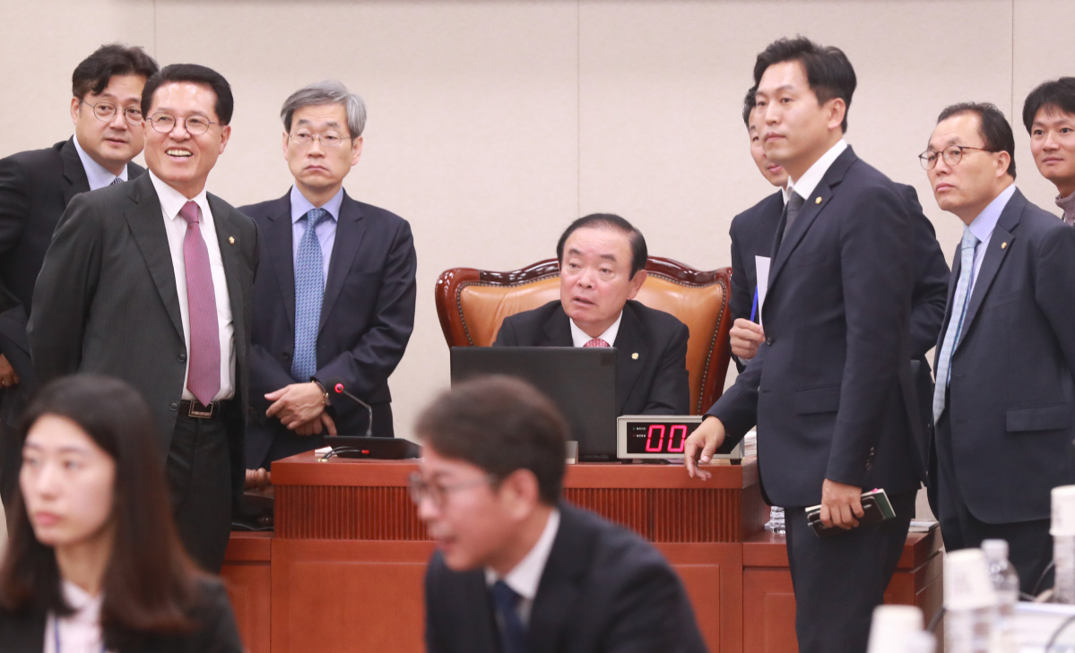 ▲17일 국회에서 열린 산업통상자원중소벤처기업위원회 국정감사에서 장병완 위원장(가운데)과 여야간사가 이야기를 나누고 있다. (연합뉴스)