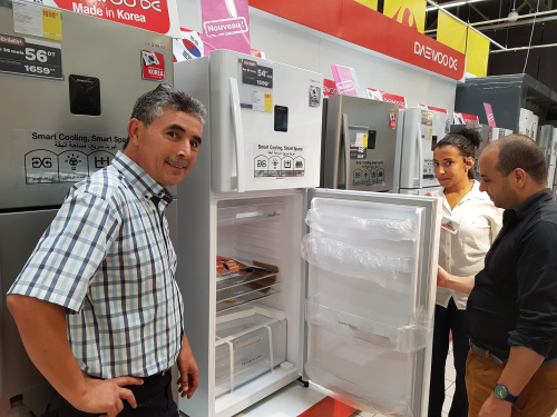 ▲튀니지의 수도 튀니스(Tunis) 할인점 '까르푸' 에서 현지 소비자가 동부대우전자 냉장고를 구경하고 있다. (사진제공=동부대우전자)
