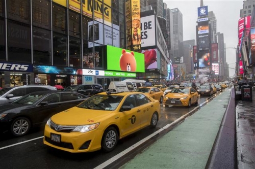 ▲제너럴모터스(GM)가 자동차업체 중 처음으로 미국 뉴욕에서 자율주행차량 시험에 나선다. 뉴욕 타임스퀘어 인근 도로가 5월 25일(현지시간) 극심한 교통정체로 막혀 있다. 뉴욕/AP뉴시스