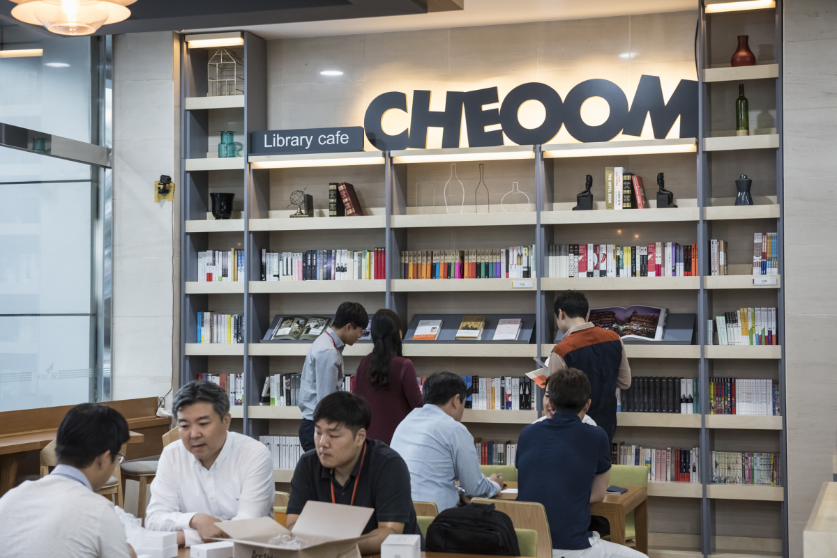 ▲SK네트웍스의 사내 라이브러리 카페 채움 전경(사진제공=SK네트웍스)