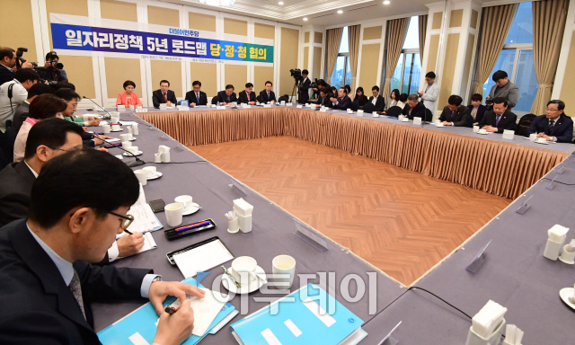 ▲이용섭 일자리위원회 부위원장이 18일 오전 서울 여의도 국회 귀빈식당에서 열린 일자리정책 5년 로드맵 당정청협의에서 모두발언을 하고 있다. 고이란 기자 photoeran@