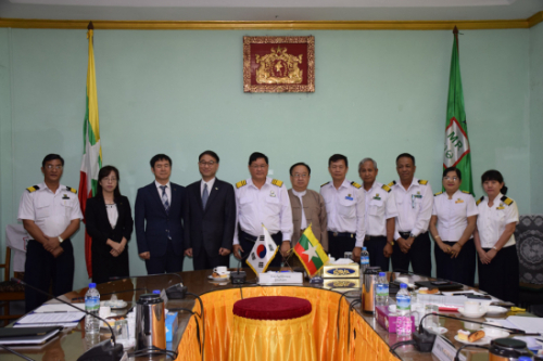 ▲코레일 해외사업단 이계승 부장과 미얀마 철도청장 툴레인 윈 (Mr. Thurein Win, Managing Director of Myanma Railways)이 계약서에 서명 후 기념촬영을 하고 있다.
