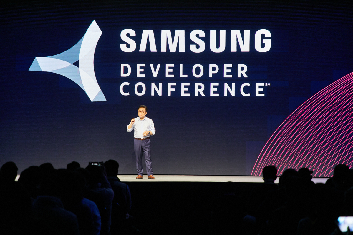 ▲삼성 개발자 콘퍼런스 2017'에서 삼성전자 무선사업부장 고동진 사장이 기조연설을 하고 있다.(사진제공=삼성전자)