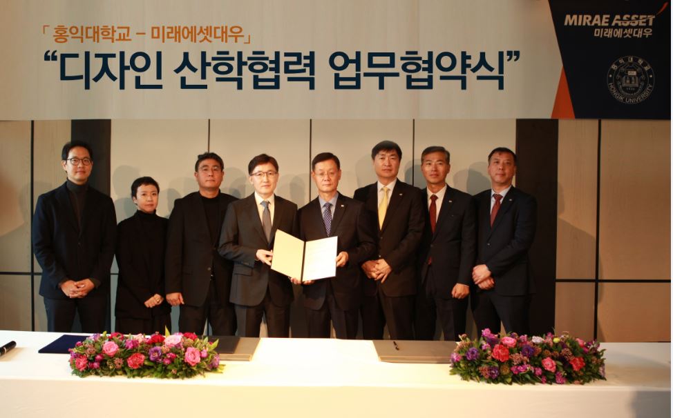 ▲좌측부터 홍익대학교 윤재영 교수, 이연준 교수, 김현석 교수, 황기연 산학협력단 단장, 미래에셋대우 김병윤 부사장, 윤성범 IT부문 대표, 김남영 디지털금융부문 대표, 김대홍 컨텐츠개발본부 본부장이 19일 업무협약식을 마치고 기념촬영을 하고 있다. (사진제공=미래에셋대우)